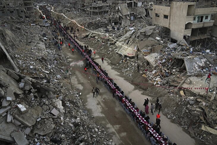 Gazans' Kilometer-Long Iftar Table