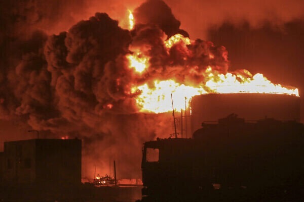 Extensive Attacks by American Warplanes on Various Areas of Yemen