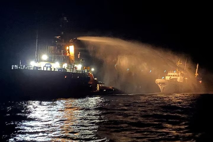 Zionist Regime's Drone Attacked on Humanitarian Aid Ship to Gaza