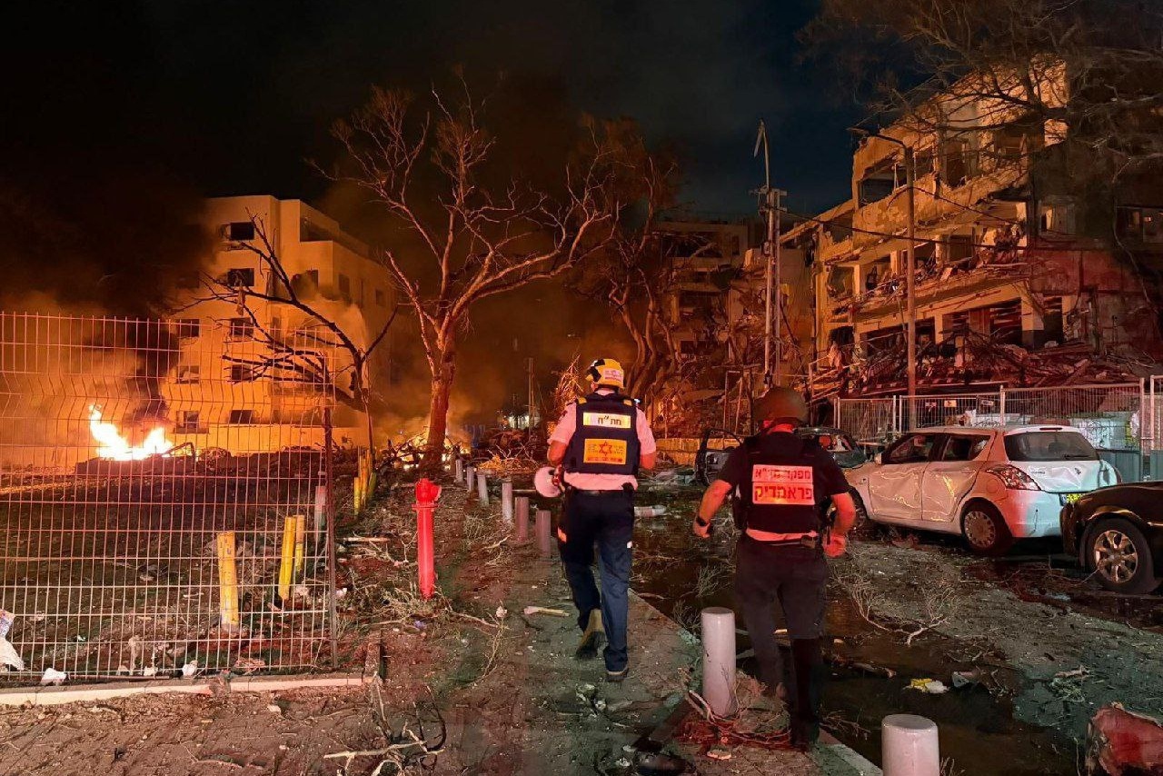 Explosions in Tel Aviv Water Pipelines after Iranian Missiles Hit