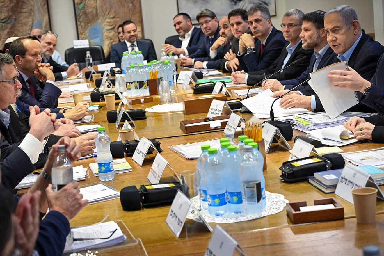 Netanyahu's Emergency Meeting on Prisoner Exchange Deal
