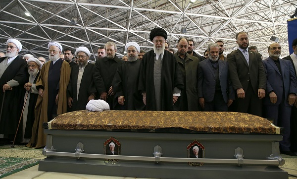 اقامه نماز رهبر انقلاب بر پیکر آیت الله هاشمی رفسنجانی