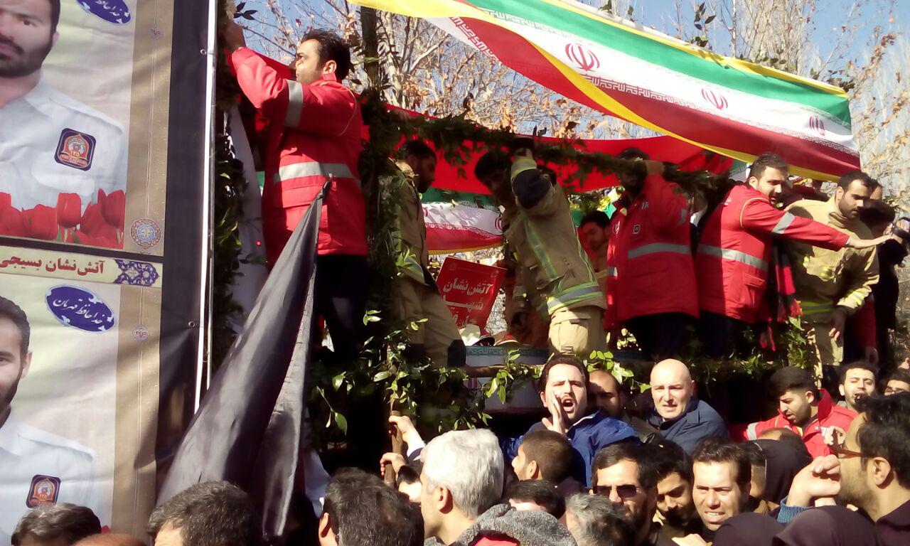 وداع مردم قدرشناس شهر تهران با 16آتش‌نشان سبکبال/ بدرقه پیکرهای شهدای آتش‌نشان به خانه ابدی