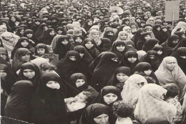 زنان تاثیرگذار در عرصه انقلاب و جنگ معرفی شوند