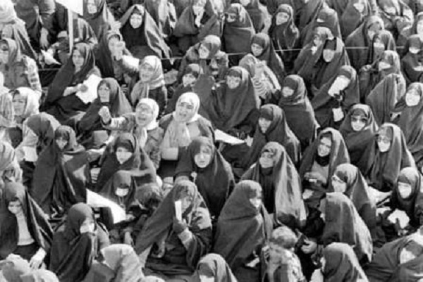 زنان تاثیرگذار در عرصه انقلاب و جنگ معرفی شوند