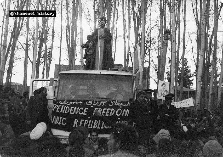 عکس/  آیت‌ الله خامنه‌ ای در جریان تظاهرات علیه رژیم پهلوی