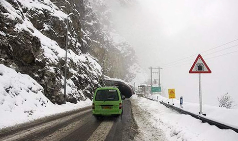 بارش برف و باران در استانهای جنوبی و مرکزی/ درخواست پلیس از رانندگان برای به همراه داشتن زنجیر چرخ بارش برف و باران در استانهای جنوبی و مرکزی/ درخواست پلیس از رانندگان برای به همراه داشتن زنجیر چرخ