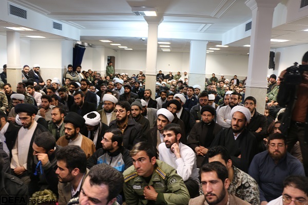 خلبانان پایگاه هوایی قیام قم با آیت الله نوری همدانی دیدار کردند+تصاویر