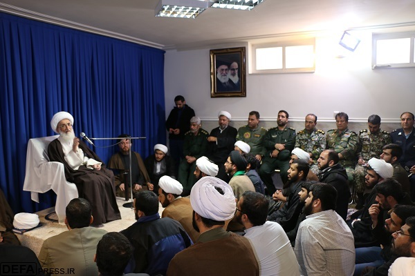 خلبانان پایگاه هوایی قیام قم با آیت الله نوری همدانی دیدار کردند+تصاویر