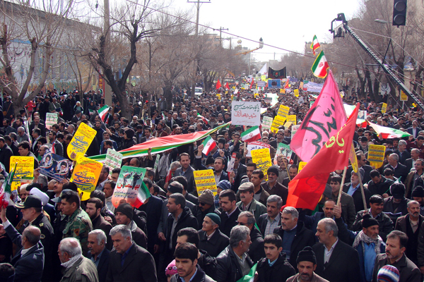 تصاویر(3)/ حضور مردم انقلابی شهرکرد در راهپیمایی یوم‌الله 22 بهمن