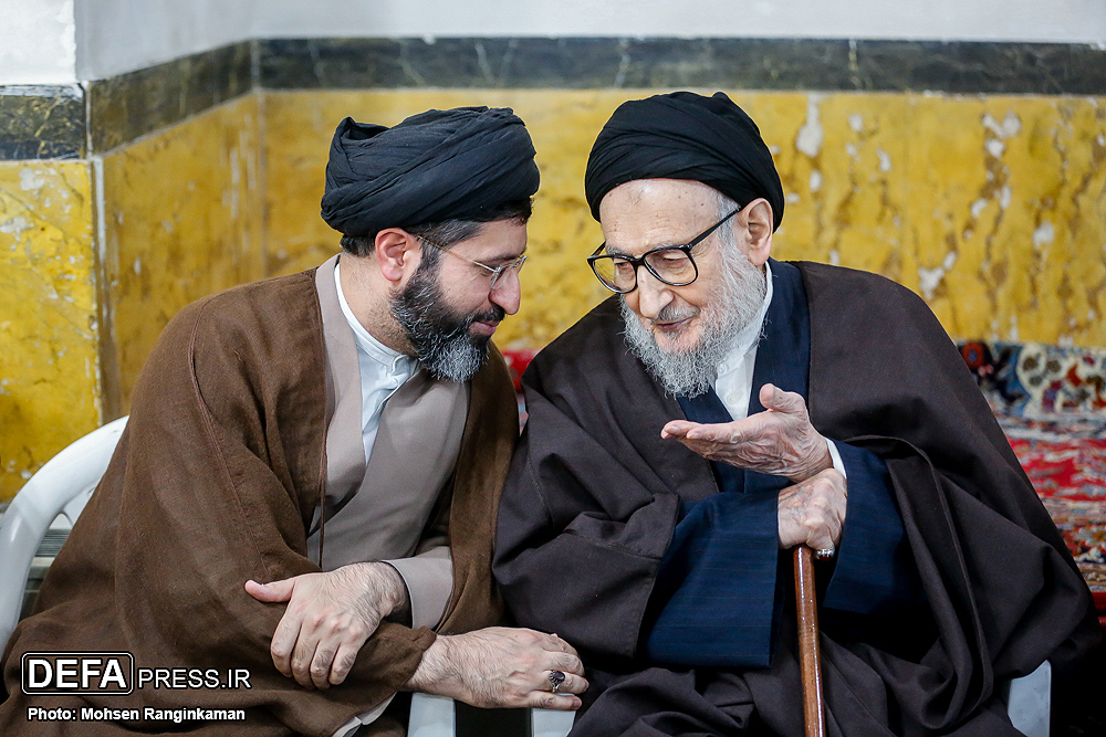 عکس/ فرزند رهبر انقلاب در کنار آیت الله ضیاء آبادی