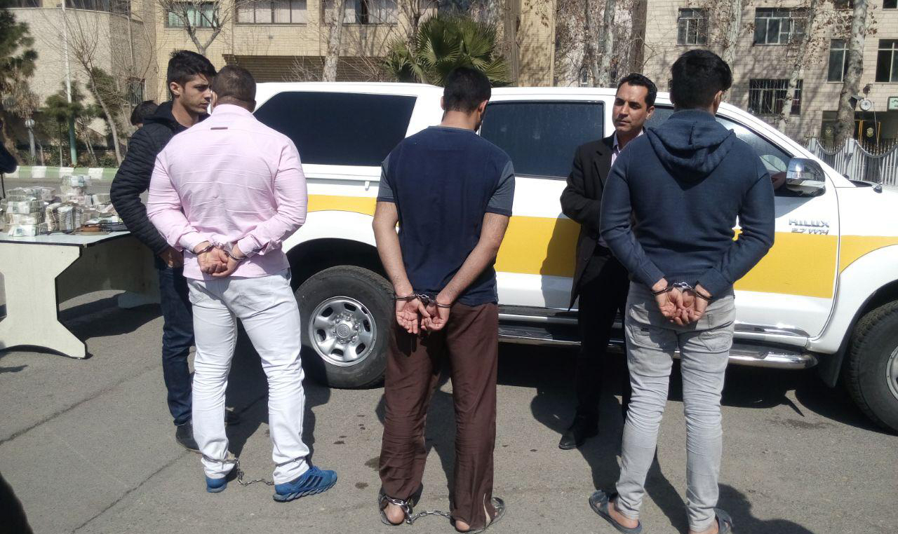 سارقان خودروی حمل پول بانک پاسارگاد دستگیر شدند/ 2 نفر از سارقان کارمند حراست بانک بودند