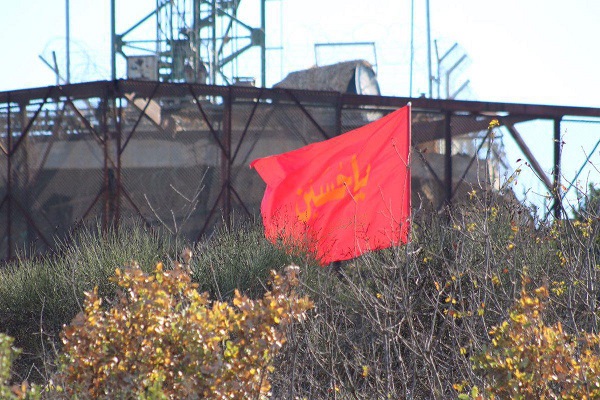 عکس/ برافراشتن پرچم یا حسین(ع) مقابل پایگاه نظامی رژیم صهیونیستی