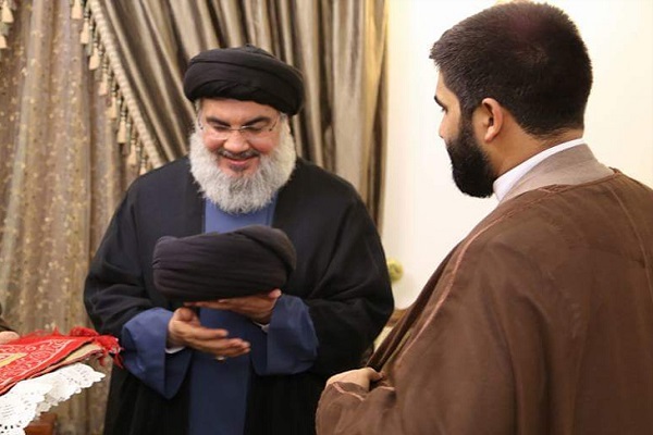 معمم شدن طلبه‌ها به دست سیدحسن نصرالله+ عکس