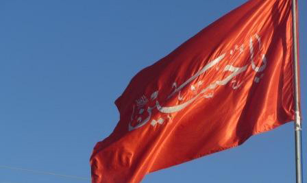 اهتزاز پرچم اباعبدالله الحسین(ع) در بلندترین نقطه قاره اروپا+ عکس