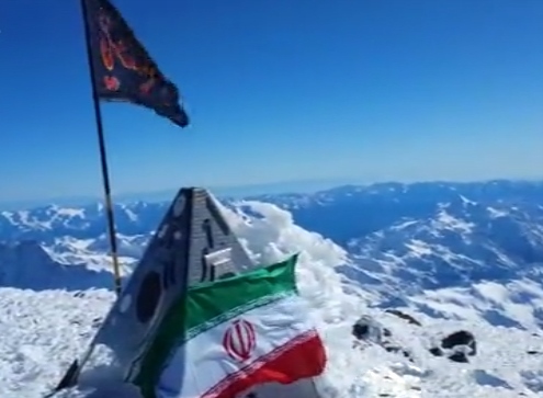 اهتزاز پرچم اباعبدالله الحسین(ع) در بلندترین نقطه قاره اروپا+ عکس