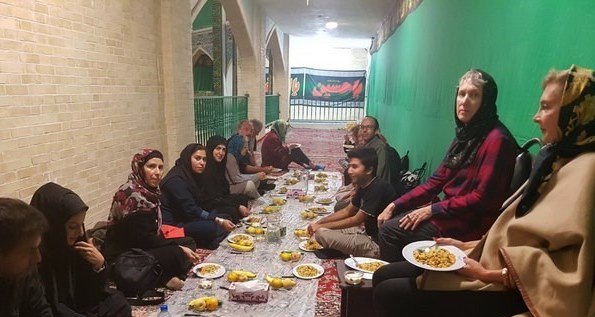 گردشگران خارجی در عزاداری امام‌حسین (ع)+ تصاویر
