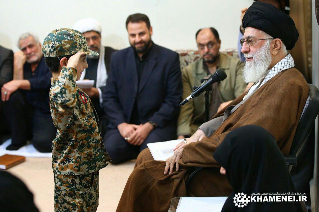 عکس/ احترام نظامی فرزند شهید مدافع حرم به امام خامنه ای