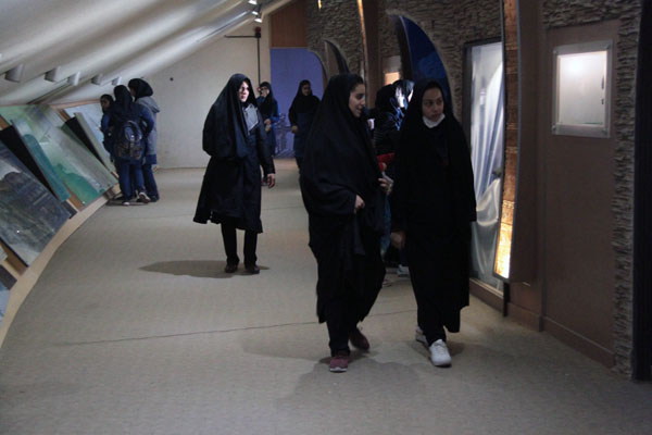 تصاویر/ بازدید دانش آموزان همدانی از باغ مرکز فرهنگی دفاع مقدس استان