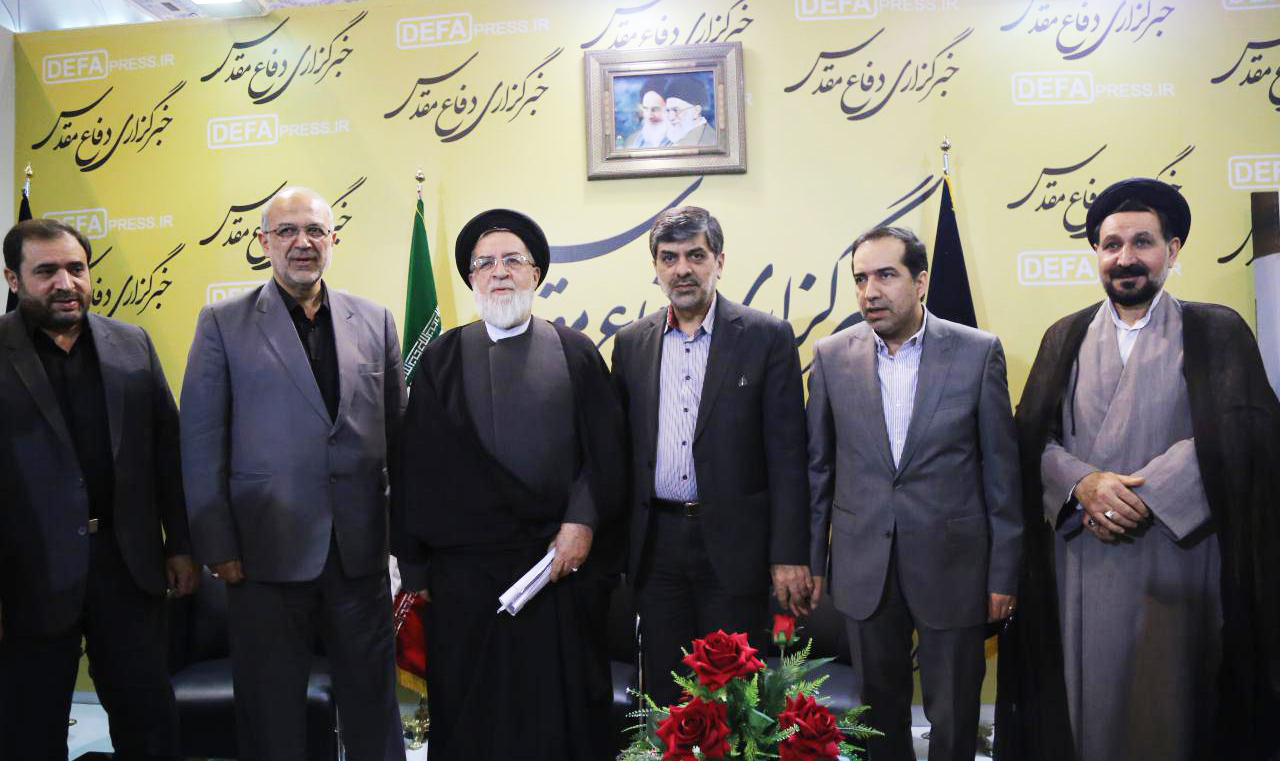حضور حجت الاسلام شهیدی در غرفه خبرگزاری دفاع مقدس حضور حجت الاسلام شهیدی در غرفه خبرگزاری دفاع مقدس