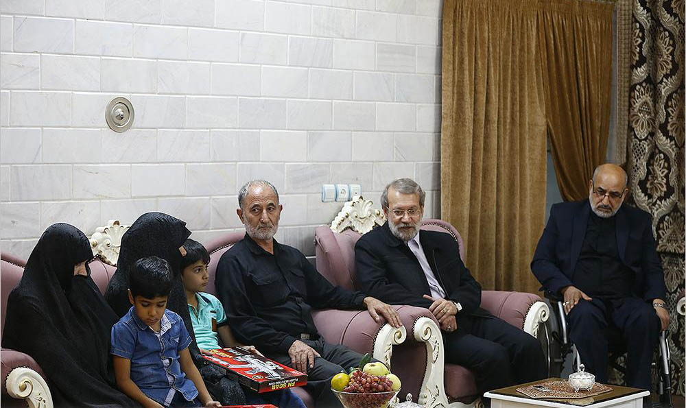 مدافعان حرم نقش بسزایی در حفظ امنیت ایران دارند مدافعان حرم نقش بسزایی در حفظ امنیت ایران دارند