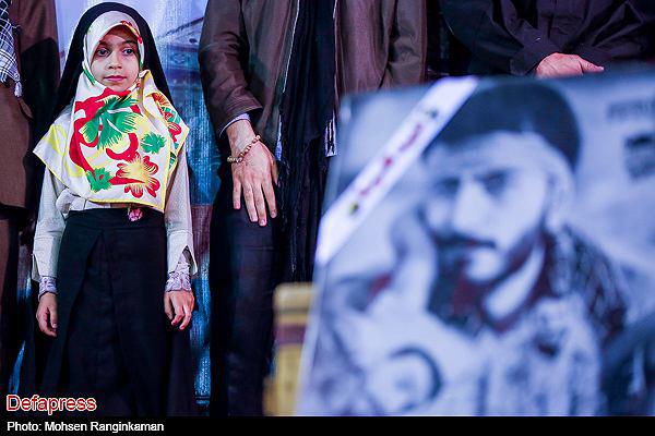 «لبیک یا زینب» دوستداران یک شهید/ رونمایی از «سرباز روز نهم» به دست فرزندش شهید صدرزاده