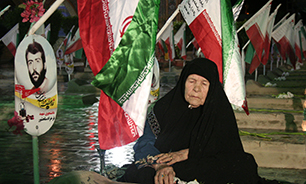 پیکر مادر یک شهید در کنار شهدای هویزه آرام می‌گیرد