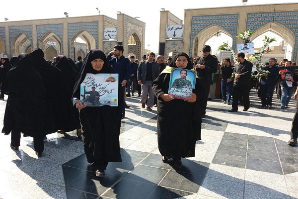 همراهی دختر 9 ساله شهید با پیکر پدر+عکس