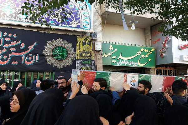 همراهی دختر 9 ساله شهید با پیکر پدر+عکس