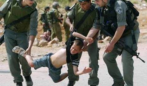 عکس/ ضرب‎و‌شتم کودک فلسطينی توسط نظامیان صهیونیست