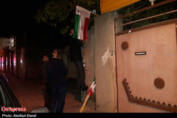 تصاویر / آئین نصب پرچم اجلاسیه شهدای گلستان بر سردر منازل شهدا