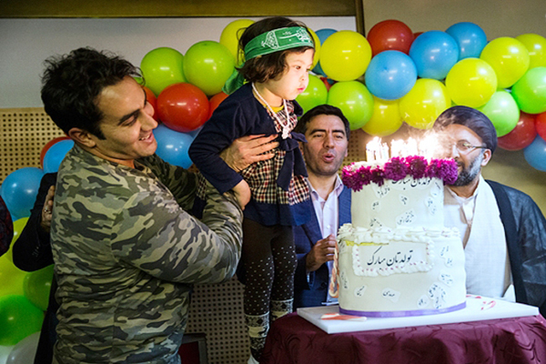 «پوریا پورسرخ» در جشن تولد فرزندان شهدای «مدافع حرم»+ عکس