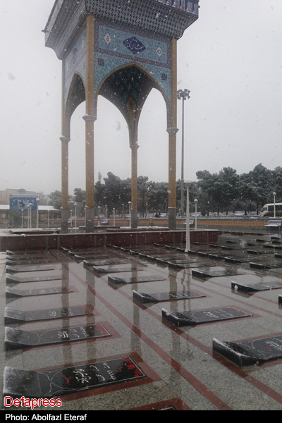 بارش برف در گلزار شهدای گرگان + تصاویر