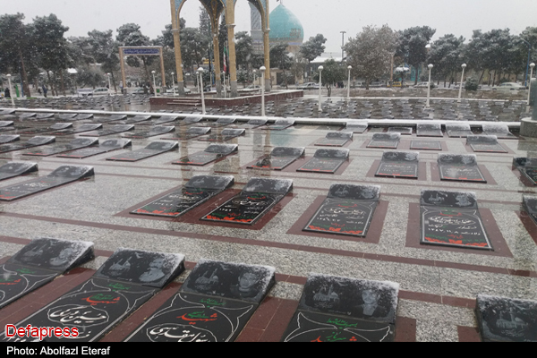 بارش برف در گلزار شهدای گرگان + تصاویر