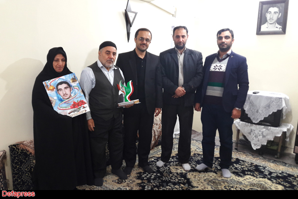 اهدای تندیس اجلاسیه 4000 شهید گلستان به پنج خانواده شهید در گرگان + تصاویر