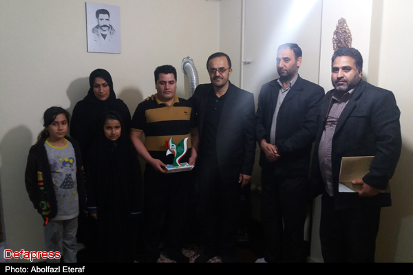 اهدای تندیس اجلاسیه 4000 شهید گلستان به پنج خانواده شهید در گرگان + تصاویر
