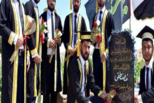 جشن فارغ‌التحصیلی دانشجویان عراقی در جوار مزار شهدای مدافع حرم +عکس