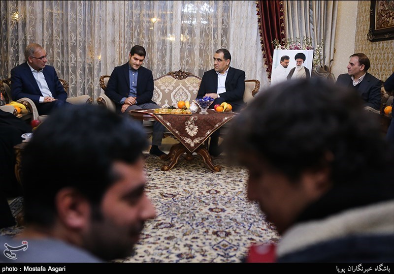 دیدار وزیر بهداشت با خانواده شهید طهرانی مقدم+ عکس