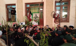 گلباران بیت تاریخی امام خمینی (ره) در نخستین روز از فجر انقلاب