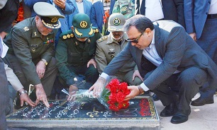 گلزار شهدای خرم آباد عطرافشانی شد