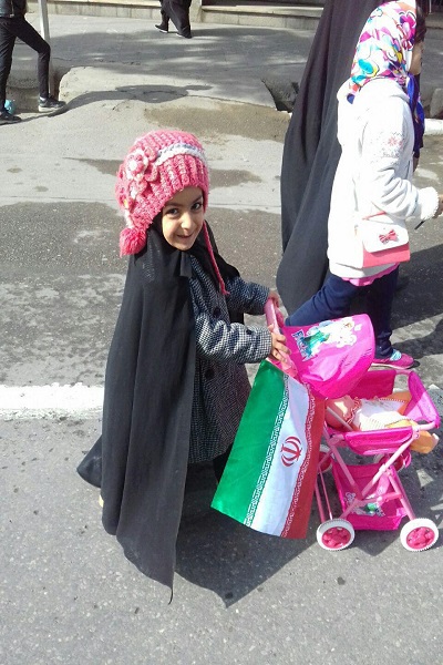 عکس/ فرزند شهید «غلامرضا لنگری‌زاده» در راهپیمایی ۲۲ بهمن