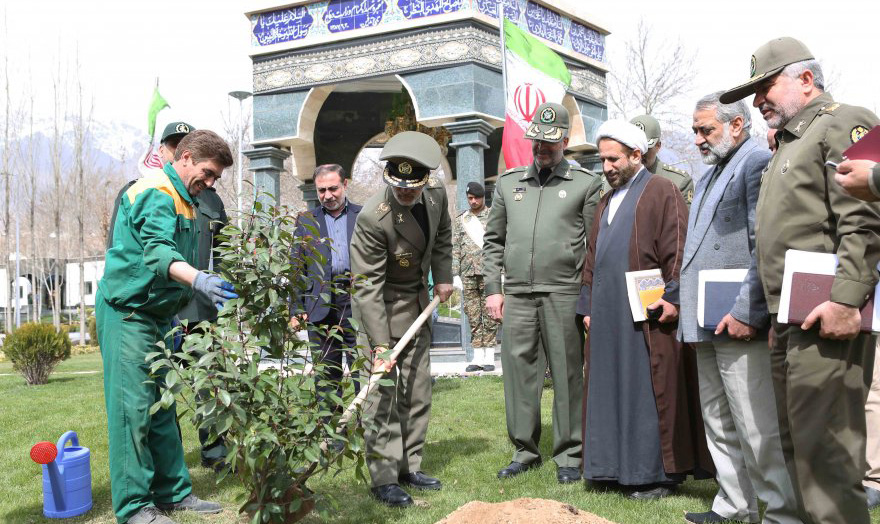 وزیر دفاع 2 اصله نهال در جوار مزار مطهر شهدای گمنام غرس کرد