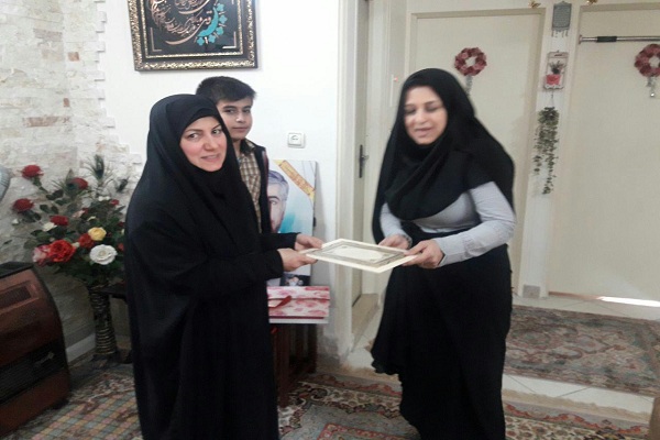 حضور مدیر و کارکنان مدرسه شاهد قدوسی در بیت شهید مدافع حرم«سعید انصاری»+ عکس
