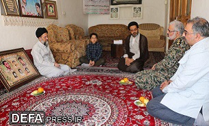 دیدار مدیرکل حفظ آثار و نشر ارزش‌های دفاع مقدس قم با خانواده شهیدان «میرقیصری»