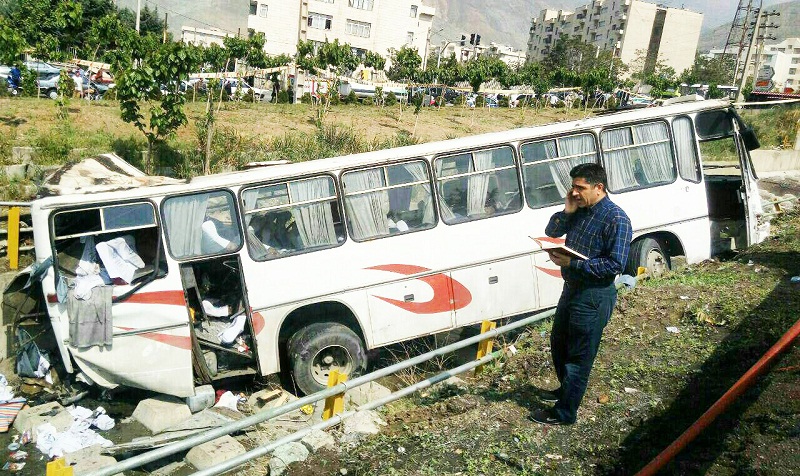 واژگونی اتوبوس حامل دانش آموزان رباط کریمی در تهران/ انتقال 20 مصدوم به بیمارستان‌ها