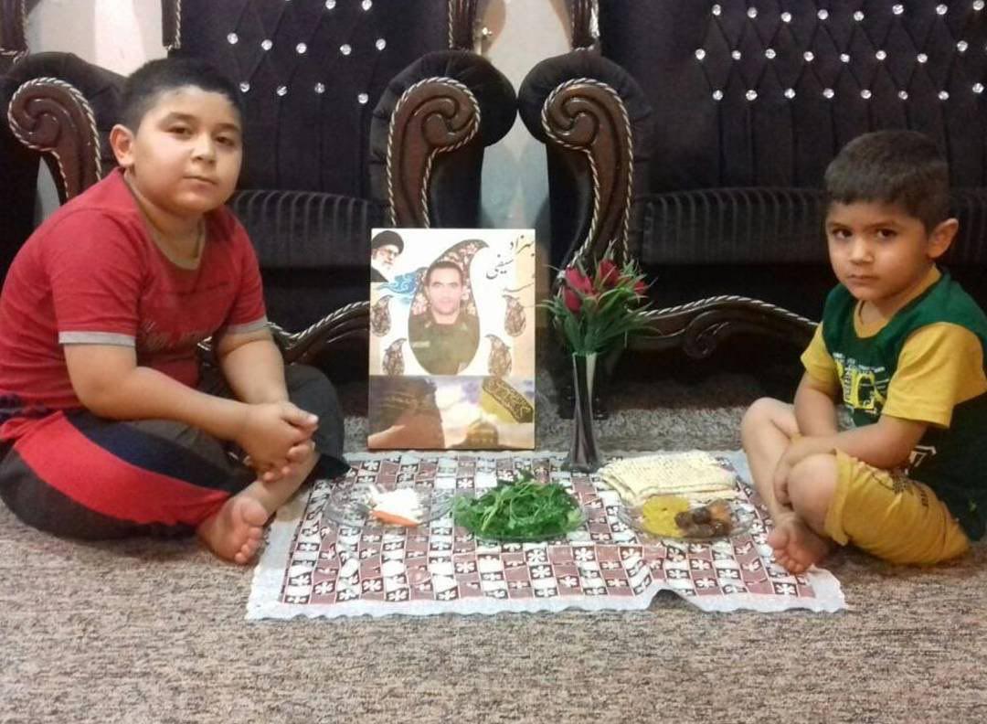 عکس/ سفره ساده افطار فرزندان شهید مدافع حرم