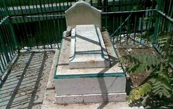 قبر یکی از رهبران فرقه ضاله وهابیت+ عکس