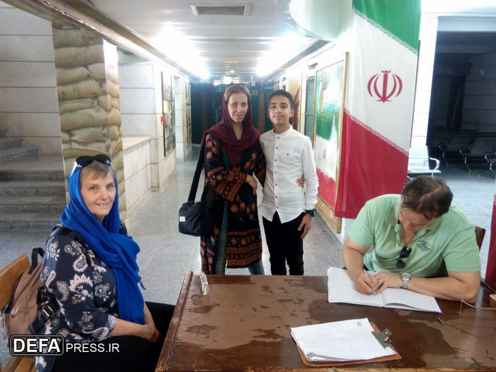 بازدید گردشگران خارجی از مرکز فرهنگی دفاع مقدس خرمشهر + تصاویر