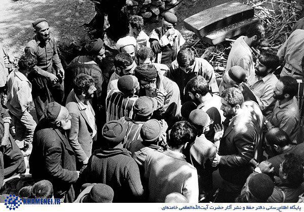 عکس/ حضور حضرت آيت‌ الله خامنه‌ای در روستای سر آقا سيد در سال 1364