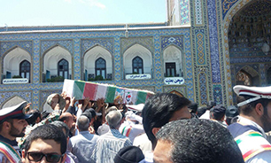طواف پیکرمطهر هشتمین شهید مدافع حرم ارتش در حرم رضوی